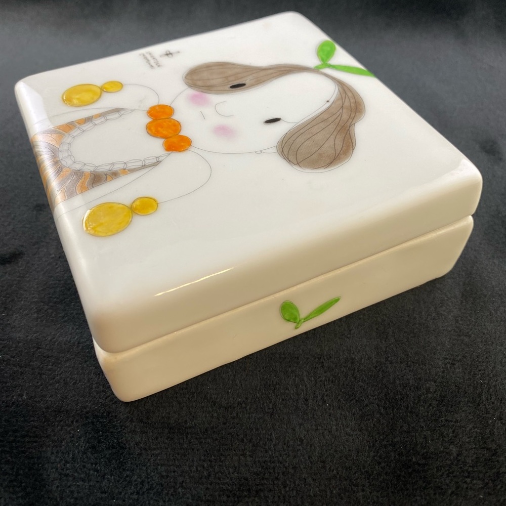 Adorable M L Chiratorn Chirapravati ceramic box - Picture 7 of 8